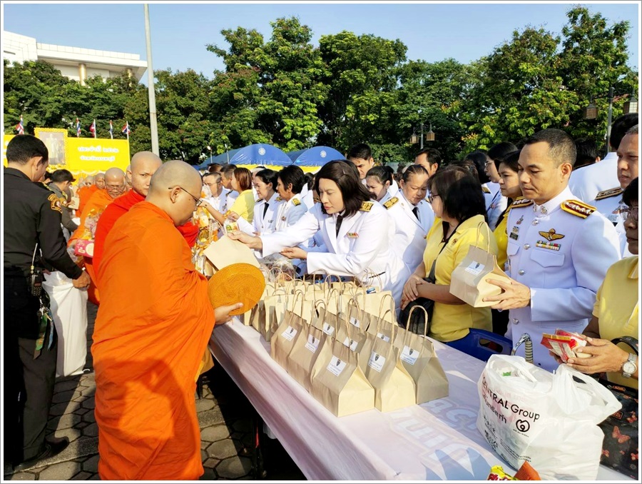 ﻿สำนักงานบังคับคดีกลุ่มจังหวัดที่ 1 (Sandbox) ร่วมพิธีทำบุญตักบาตร เนื่องในวันคล้ายวันสวรรคต พระบาทสมเด็จพระบรมชนกาธิเบศร มหาภูมิพลอดุลยเดชมหาราช บรมนาถบพิตร